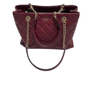 Kate Spade New York tote bag features a sophisticated quilted leather exterior